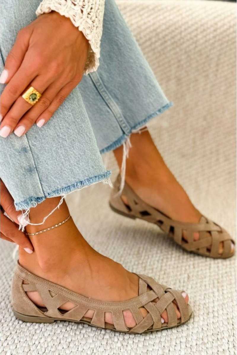 Flade sandaler med åben tå og flettet design