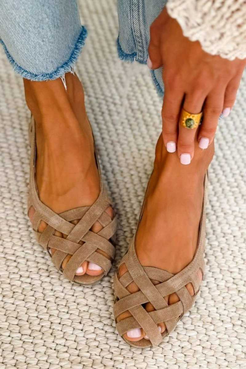 Flade sandaler med åben tå og flettet design