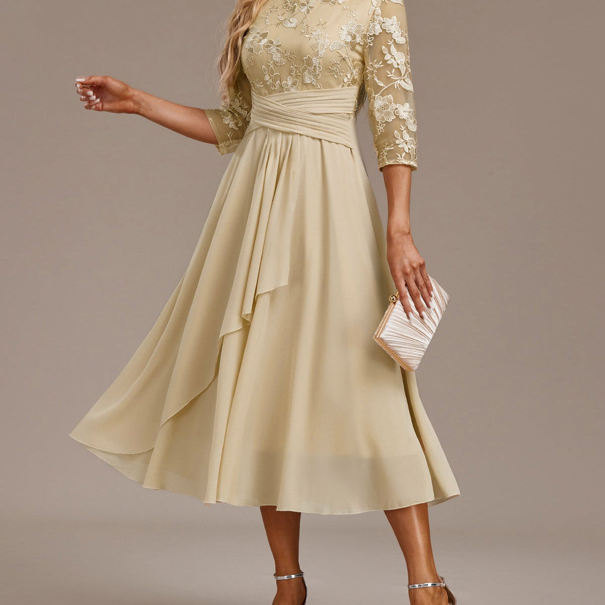 Elin™ - Champagnekjole med fine broderier