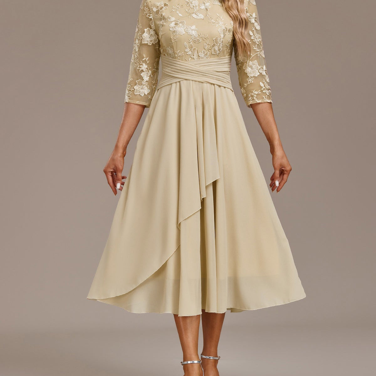 Elin™ - Champagnekjole med fine broderier