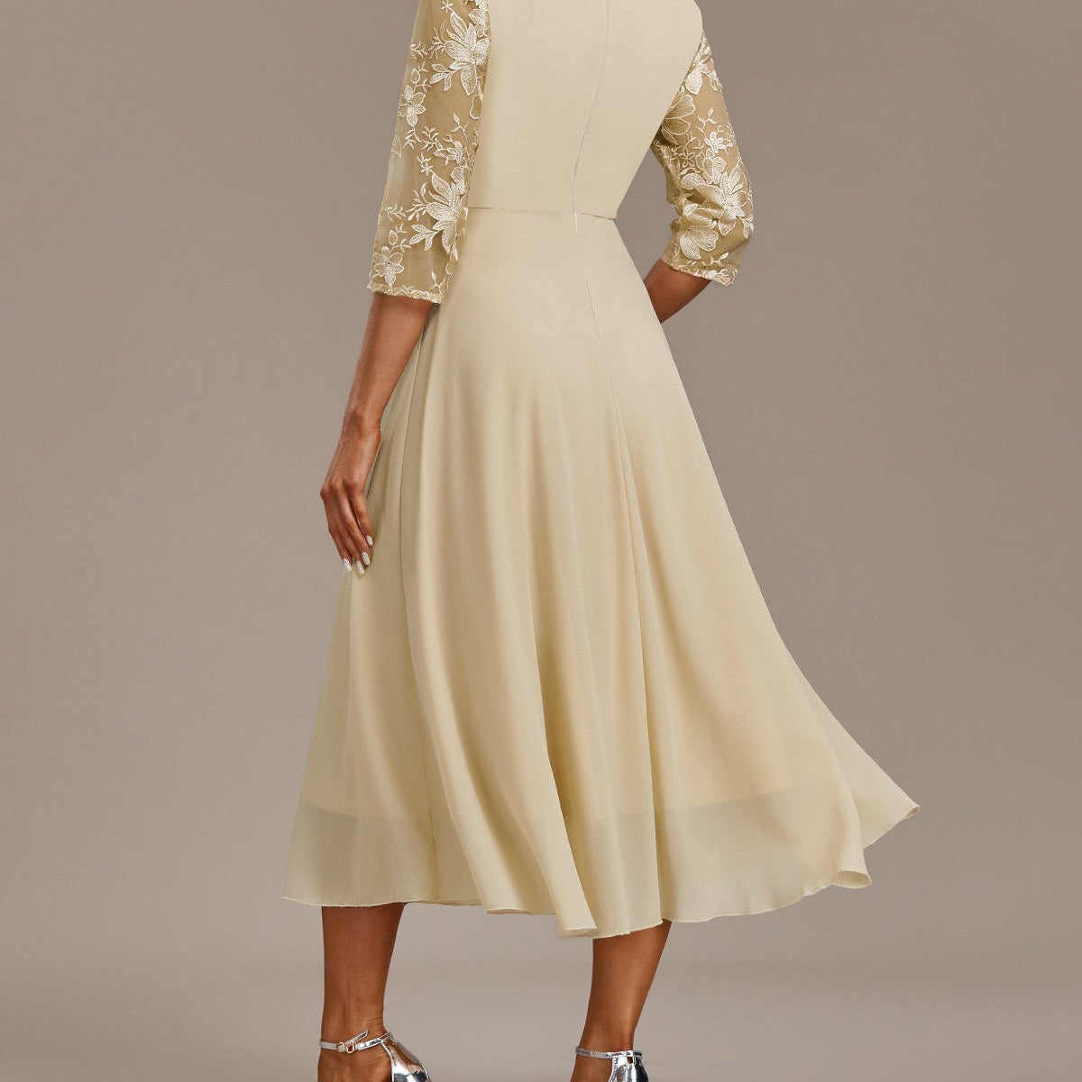 Elin™ - Champagnekjole med fine broderier