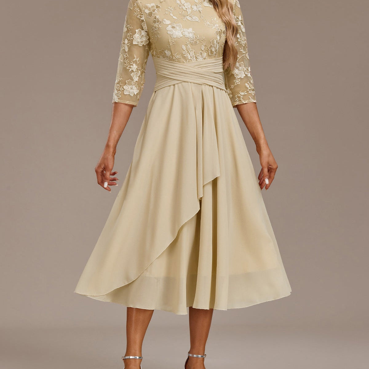 Elin™ - Champagnekjole med fine broderier